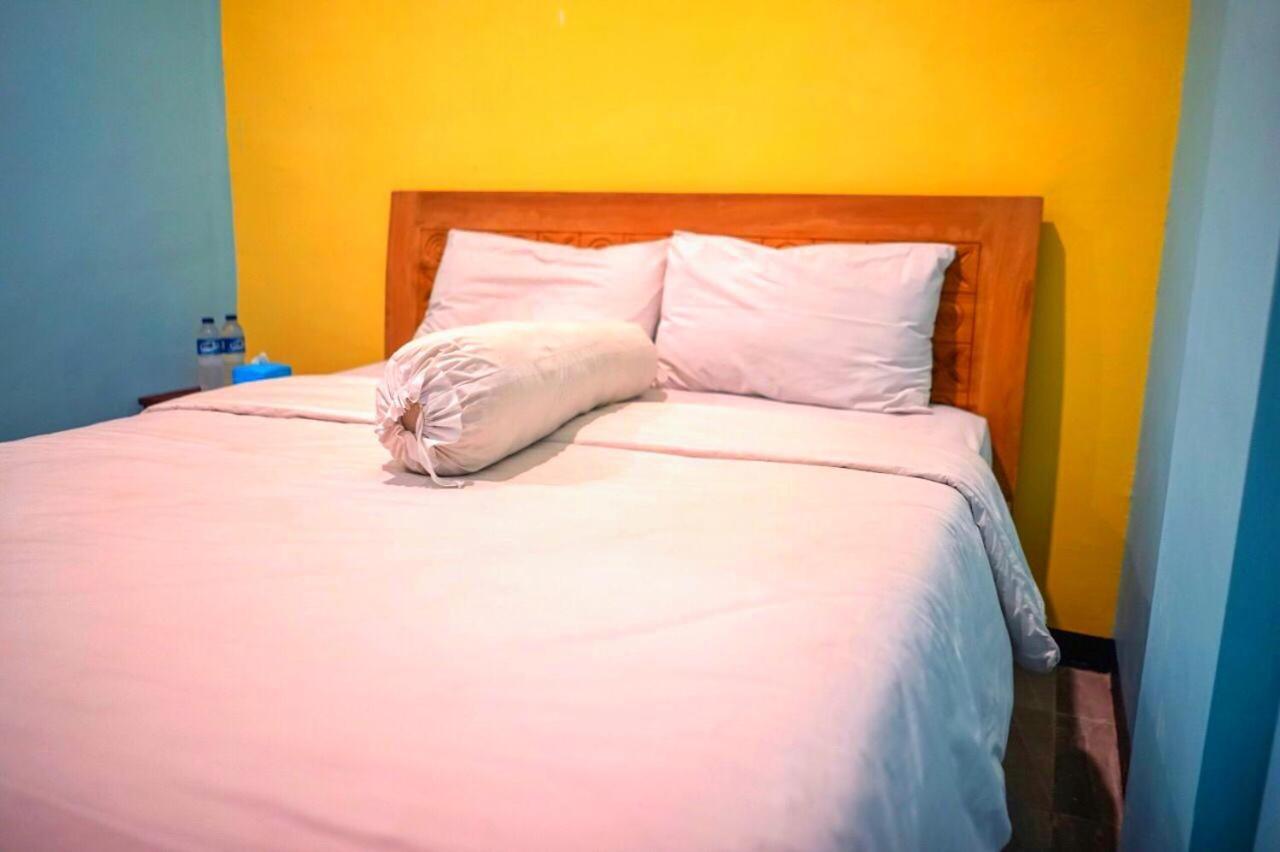 Roomz Budget Residence Semarang Esterno foto